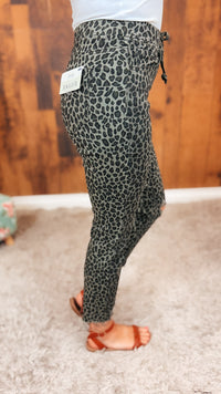 Vicky Cropped Jogger Denim | Leopard
